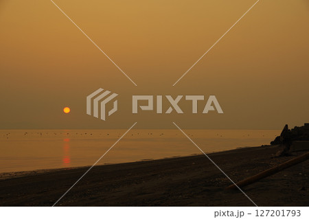 島原市の猛島海岸から望む秋の有明海の夜明けの光景 島原市の猛島海岸から望む秋の有明海の夜明けの光景 127201793