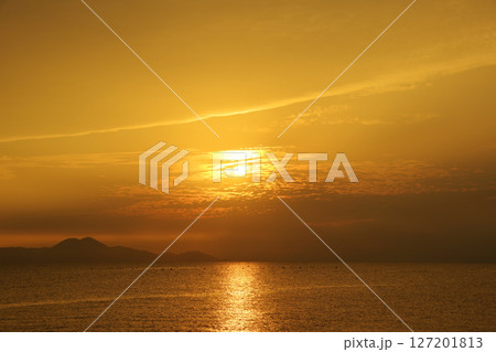 島原市の猛島海岸から望む秋の有明海の夜明けの光景 島原市の猛島海岸から望む秋の有明海の夜明けの光景 127201813