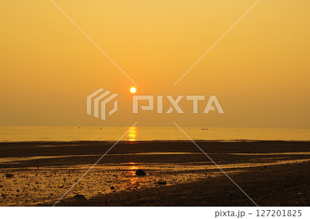 島原市の猛島海岸から望む秋の有明海の夜明けの光景 127201825