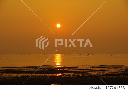 島原市の猛島海岸から望む秋の有明海の夜明けの光景 127201828