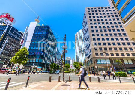 日本の横浜都市景観 横浜駅前。横浜ファーストビルや横浜市営地下鉄出入口などを望む 日本の横浜都市景観 横浜駅前。横浜ファーストビルや横浜市営地下鉄出入口などを望む 127202716