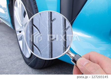 車のタイヤのひび割れをクローズアップ 127203145