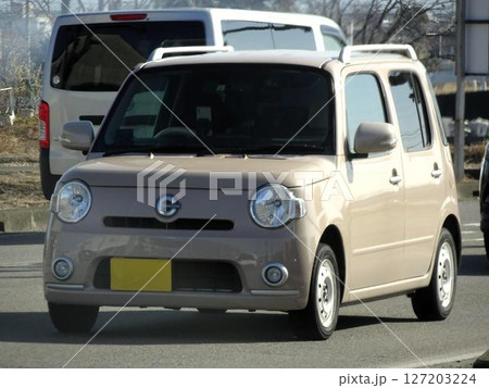 道路を走行中の車(ダイハツ・ミラココア 初代) 道路を走行中の車(ダイハツ・ミラココア 初代) 127203224