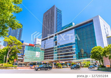 日本の横浜都市景観 横浜駅やタワーマンションなどを望む 日本の横浜都市景観 横浜駅やタワーマンションなどを望む 127203284