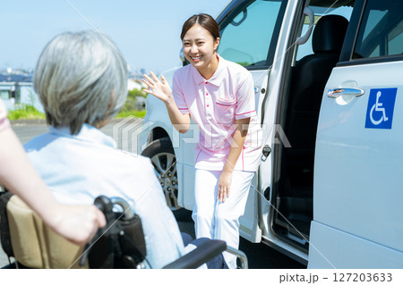 送迎する介護士 127203633