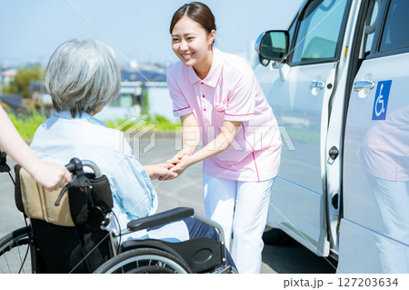 送迎する介護士 127203634