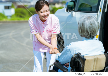送迎する介護士 127203638