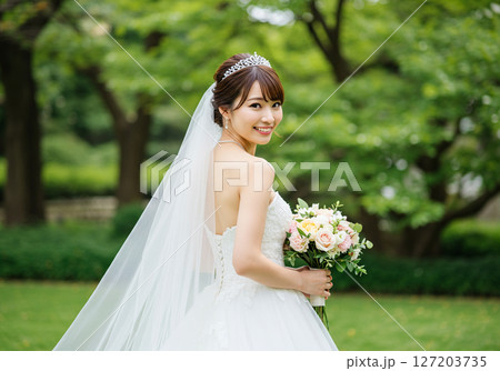 春の庭園で微笑むブライドショット 127203735