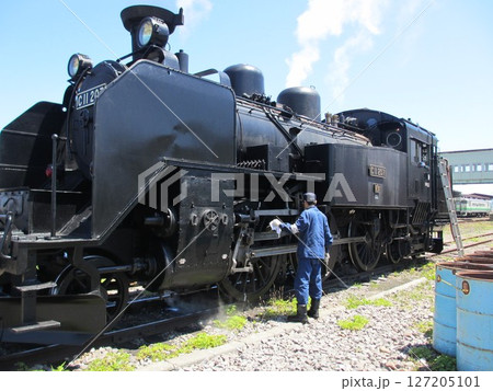 C11-207号機　SL函館大沼号　機関車の点検中 127205101