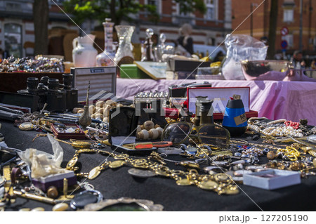 Old vintage things on the street flea market on Place du Jeu de Balle, Marolles district of Brussels, Belgium 127205190