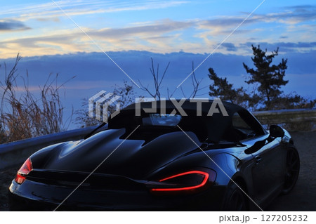 艶々の黒いオープンカー 127205232
