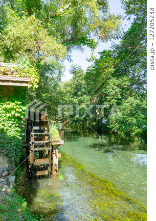 ＜安曇野＞大王わさび農場の水車と美しい小川の絶景 127205238