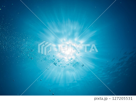 海中から太陽を写した写真 127205531