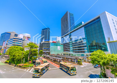 日本の横浜都市景観 横浜駅やJR横浜タワー、タワーマンションなどを望む 127206145