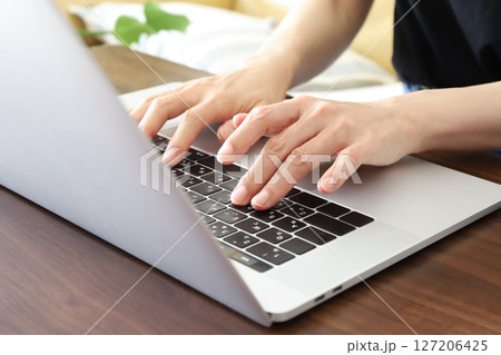 パソコンを使う手元　ビジネス素材 127206425
