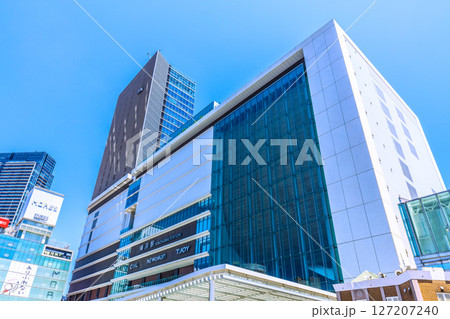 日本の横浜都市景観 横浜駅やJR横浜タワー、タワーマンションなどを望む 日本の横浜都市景観 横浜駅やJR横浜タワー、タワーマンションなどを望む 127207240