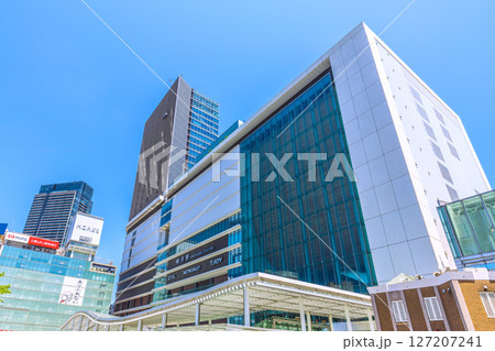 日本の横浜都市景観 横浜駅やJR横浜タワー、タワーマンションなどを望む 日本の横浜都市景観 横浜駅やJR横浜タワー、タワーマンションなどを望む 127207241