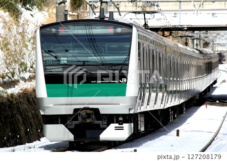 雪景色を走るE233系埼京線 127208179