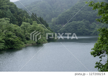 霧に包まれる新緑の草木湖 127208214