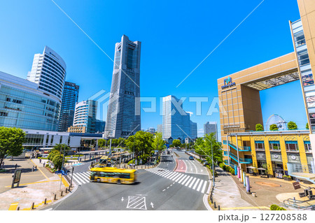 日本の東京都市景観 桜木町駅前やランドマークタワー、エアキャビンの桜木町駅などを望む 日本の東京都市景観 桜木町駅前やランドマークタワー、エアキャビンの桜木町駅などを望む 127208588