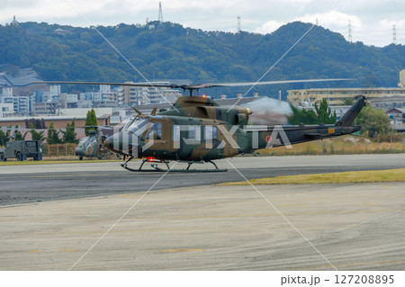 滑走路に佇む陸上自衛隊のヘリコプター 127208895