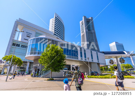 日本の東京都市景観 桜木町駅前や横浜ランドマークタワー、エアキャビンの桜木町駅などを望む 日本の東京都市景観 桜木町駅前や横浜ランドマークタワー、エアキャビンの桜木町駅などを望む 127208955