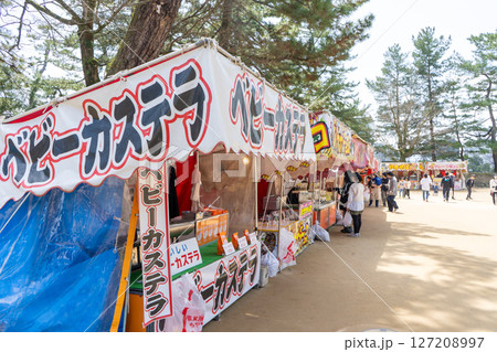 島根県松江市 松江城「お城まつり」の露店 島根県松江市 松江城「お城まつり」の露店 127208997