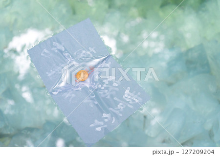 島根県松江市　八重垣神社　鏡の池の恋占い 127209204