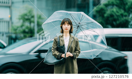 雨の中で傘をさす女性(梅雨・6月) 雨の中で傘をさす女性(梅雨・6月) 127210576