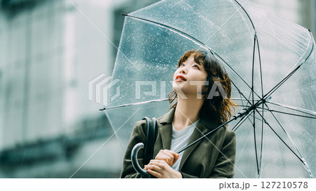 雨の中で傘をさす女性(梅雨・6月) 雨の中で傘をさす女性(梅雨・6月) 127210578