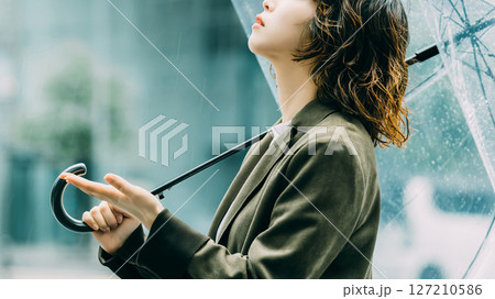 雨の中で傘をさす女性（梅雨・6月） 127210586