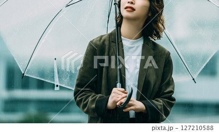 雨の中で傘をさす女性（梅雨・6月） 127210588