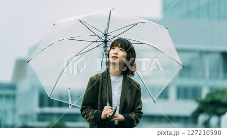 雨の中で傘をさす女性（梅雨・6月） 127210590