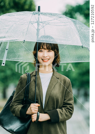 雨の中で傘をさす女性(梅雨・6月) 雨の中で傘をさす女性(梅雨・6月) 127210592