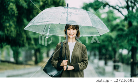 雨の中で傘をさす女性(梅雨・6月) 雨の中で傘をさす女性(梅雨・6月) 127210593