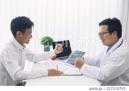 The patient clenched his fists, delighted, feel overjoyed that the doctors told him the results of the tests were in good health. The patient clenched his fists, delighted, feel overjoyed that the doctors told him the results of the tests were in good health. 127210705