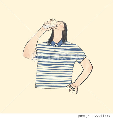 コップのお水を飲む女性 127211535