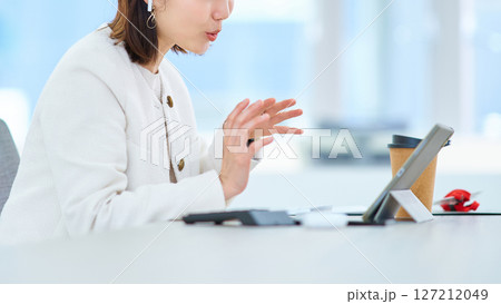 オンライン会議中の女性 127212049