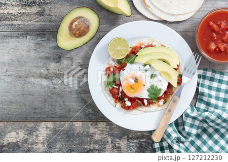 Huevos Rancheros. Traditional Mexican breakfast 127212230