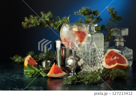 Cocktail gin and tonic with ice and pink grapefruit. 127213412