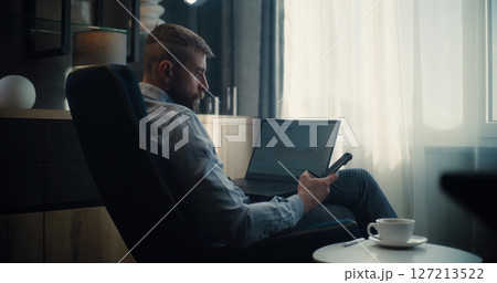 Stock Exchange Broker Using Laptop and Smartphone, Monitoring Real-Time Stocks in Trading Software Stock Exchange Broker Using Laptop and Smartphone, Monitoring Real-Time Stocks in Trading Software 127213522