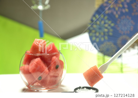 西瓜と団扇で夏イメージ 127214128