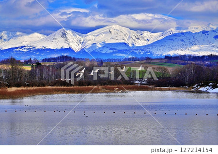 北海道美瑛町 水沢ダムと十勝岳連峰の絶景 127214154