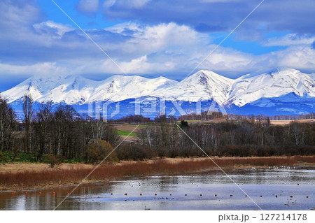 北海道美瑛町 水沢ダムと十勝岳連峰の絶景 127214178