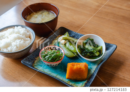 日本の健康的な和朝食 127214183