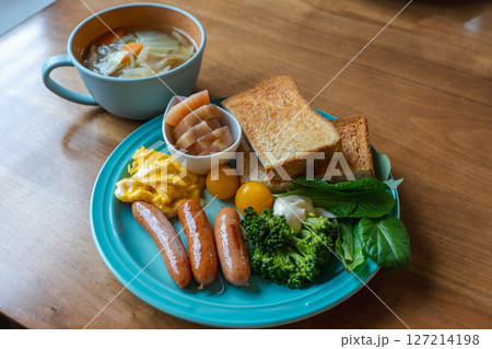 彩り豊かな洋風朝食セットとスープの食卓 127214198