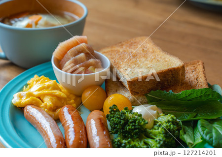 彩り豊かな洋風朝食セットとスープの食卓 彩り豊かな洋風朝食セットとスープの食卓 127214201