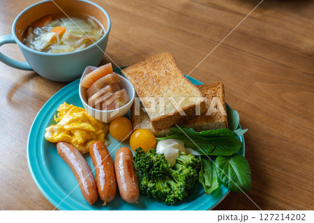 彩り豊かな洋風朝食セットとスープの食卓 彩り豊かな洋風朝食セットとスープの食卓 127214202