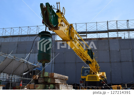 物を吊る産業用クレーン 127214391