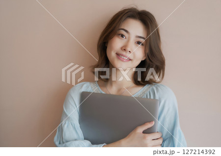 ノートパソコンを持った女性 Generative AI 127214392